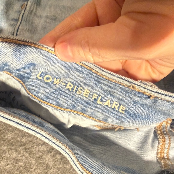 American Eagle Jeans Womens 6 blue Low Rise Flare distressed lightwash fit 29x30 - Picture 11 of 13